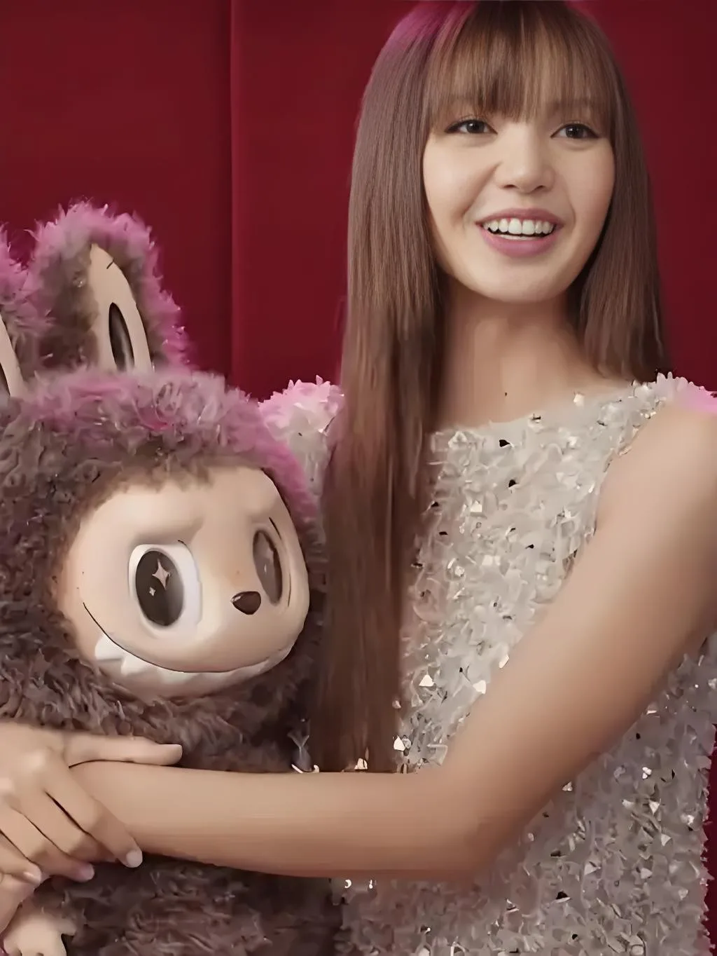 Lisa de BlackPink avec une peluche Labubu