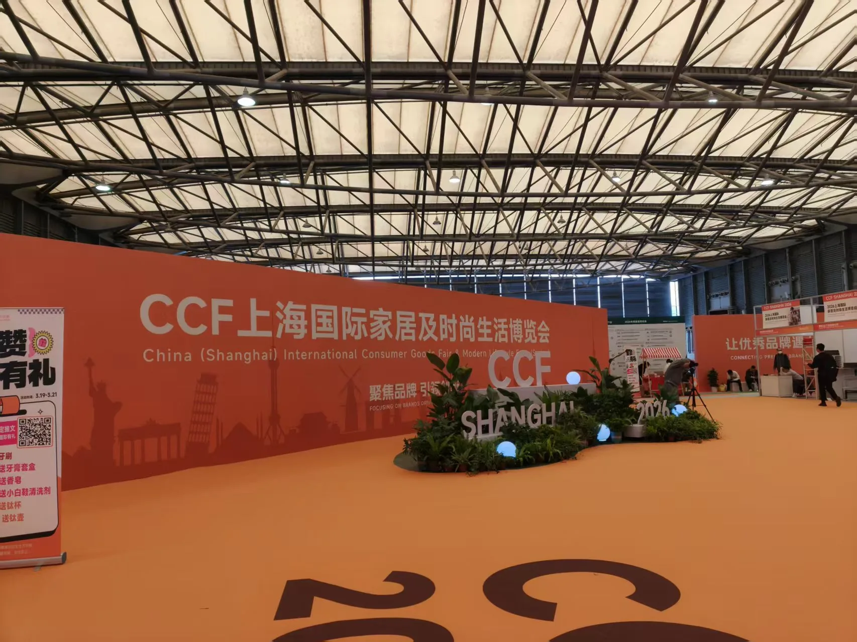 HI-COM interpreter providing English-Chinese consecutive interpreting at CCF Shanghai 2026
