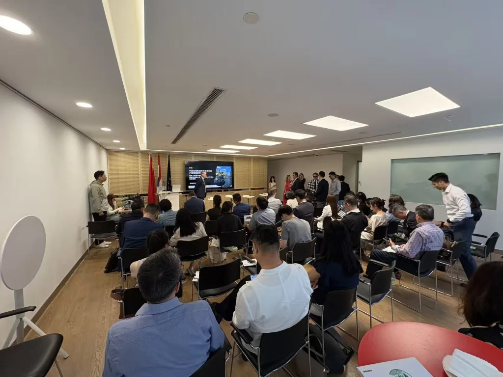 Secure bidirectional English-Chinese AI translation and captioning solution for a diplomatic corporate seminar in Shanghai
