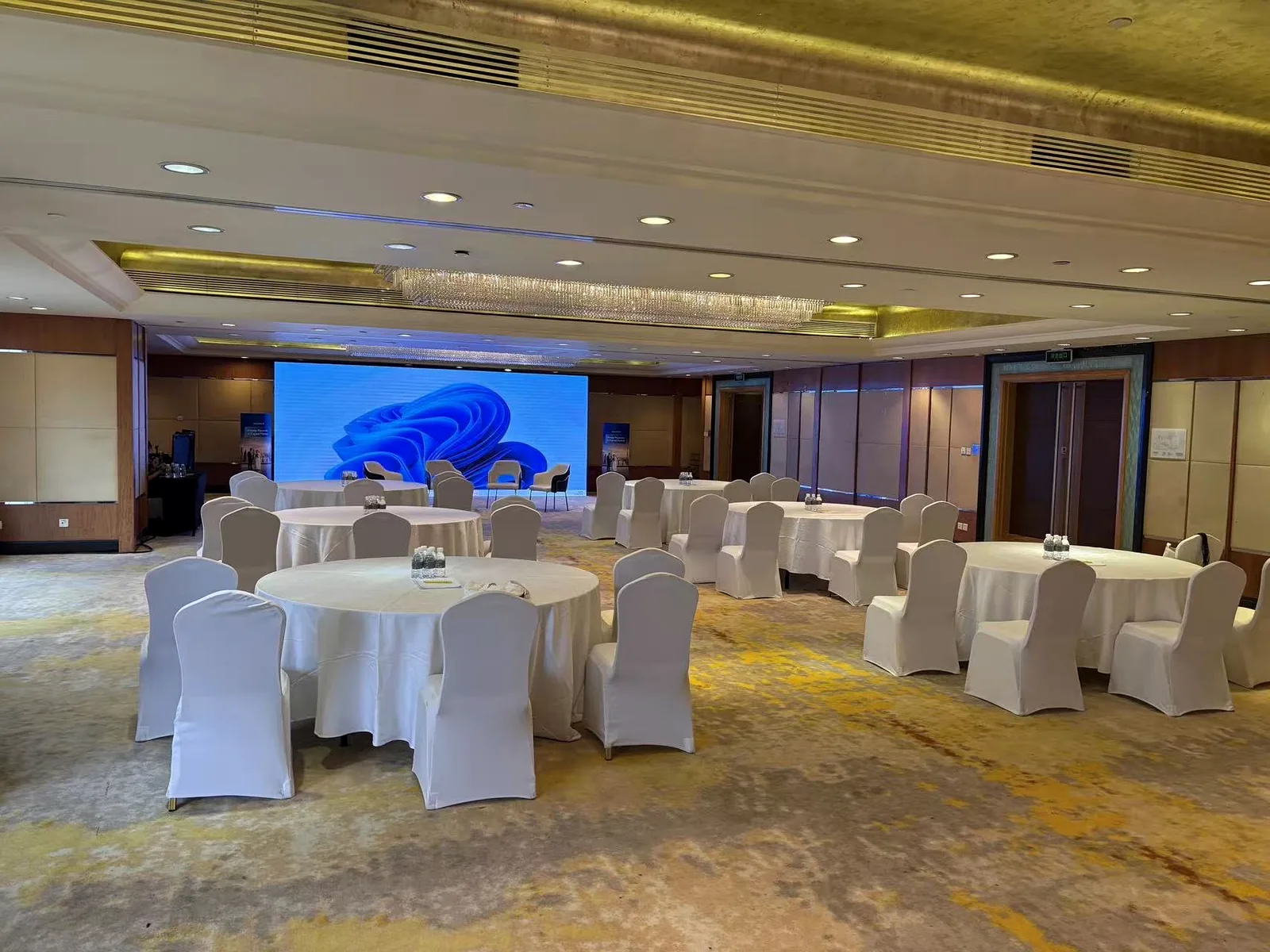 Nile Room at Renaissance Shanghai Pudong Hotel prepared for an English–Chinese finance event.
