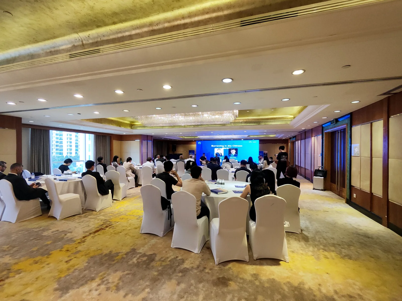 Finance professionals attending a Shanghai conference supported by HI-COM English–Chinese simultaneous interpreting.