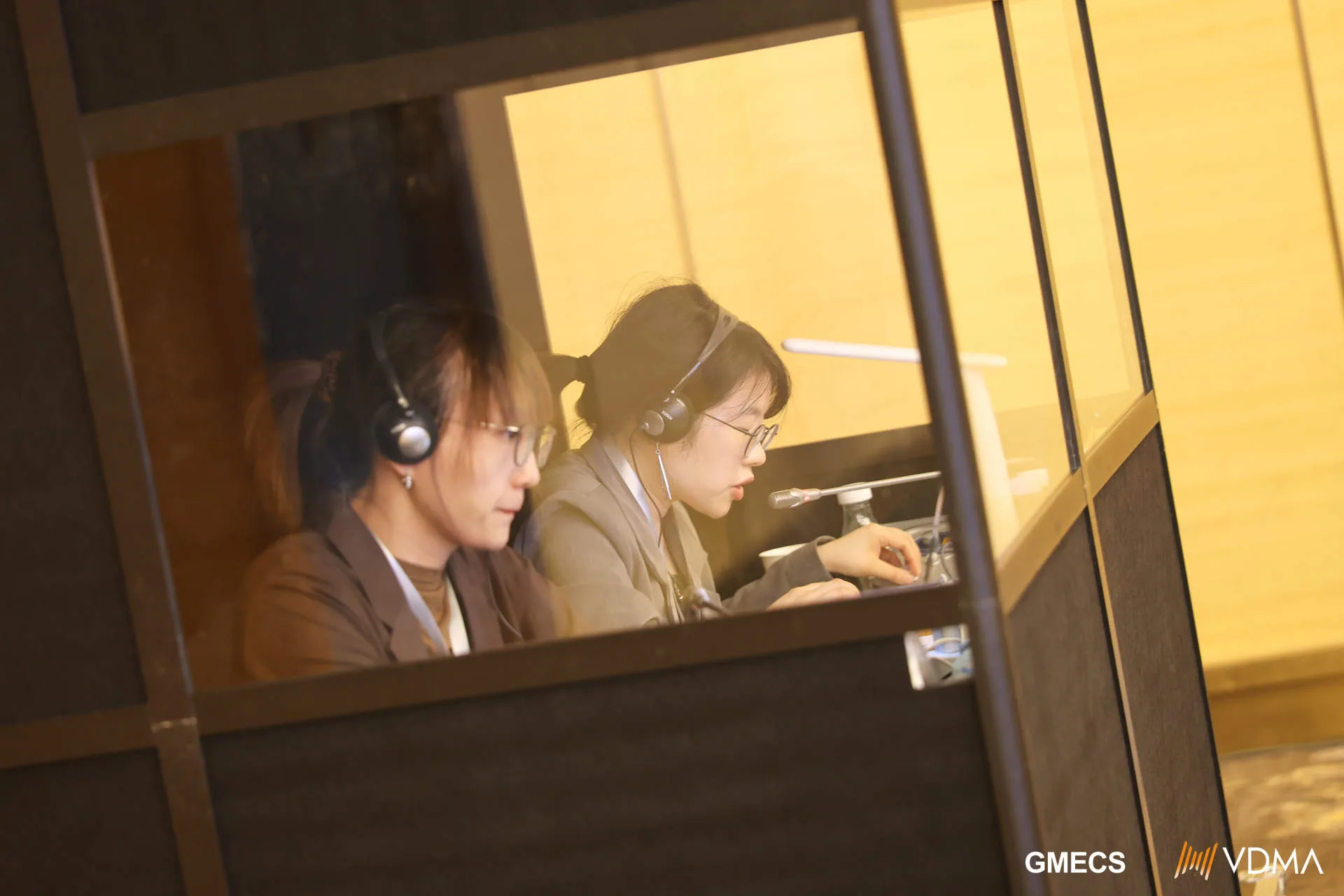 Professional simultaneous interpreter working during the VDMA China Mechanical Engineering Summit in Shanghai.