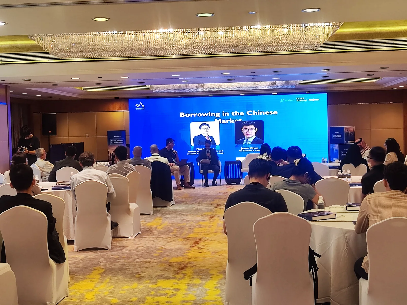 Audience and speakers during a finance conference supported by HI-COM English–Chinese simultaneous interpreting in Shanghai.