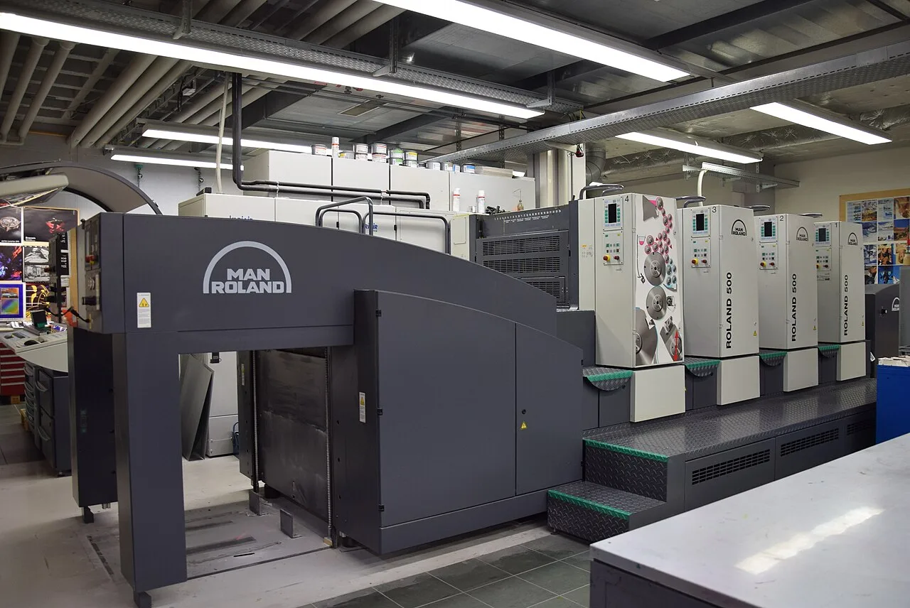 Presse offset quadrichromie dans un atelier d’imprimerie.