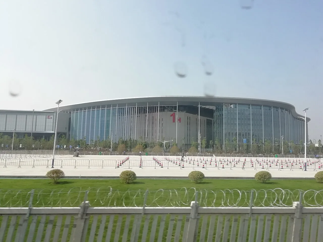 Façade du hall 1H du National Exhibition and Convention Centre de Shanghai.