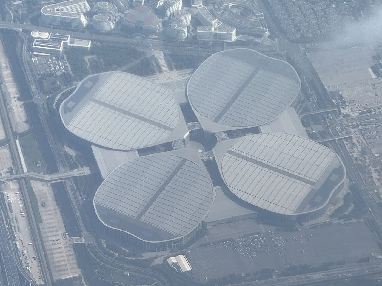 Vue aérienne du National Exhibition and Convention Centre de Shanghai.